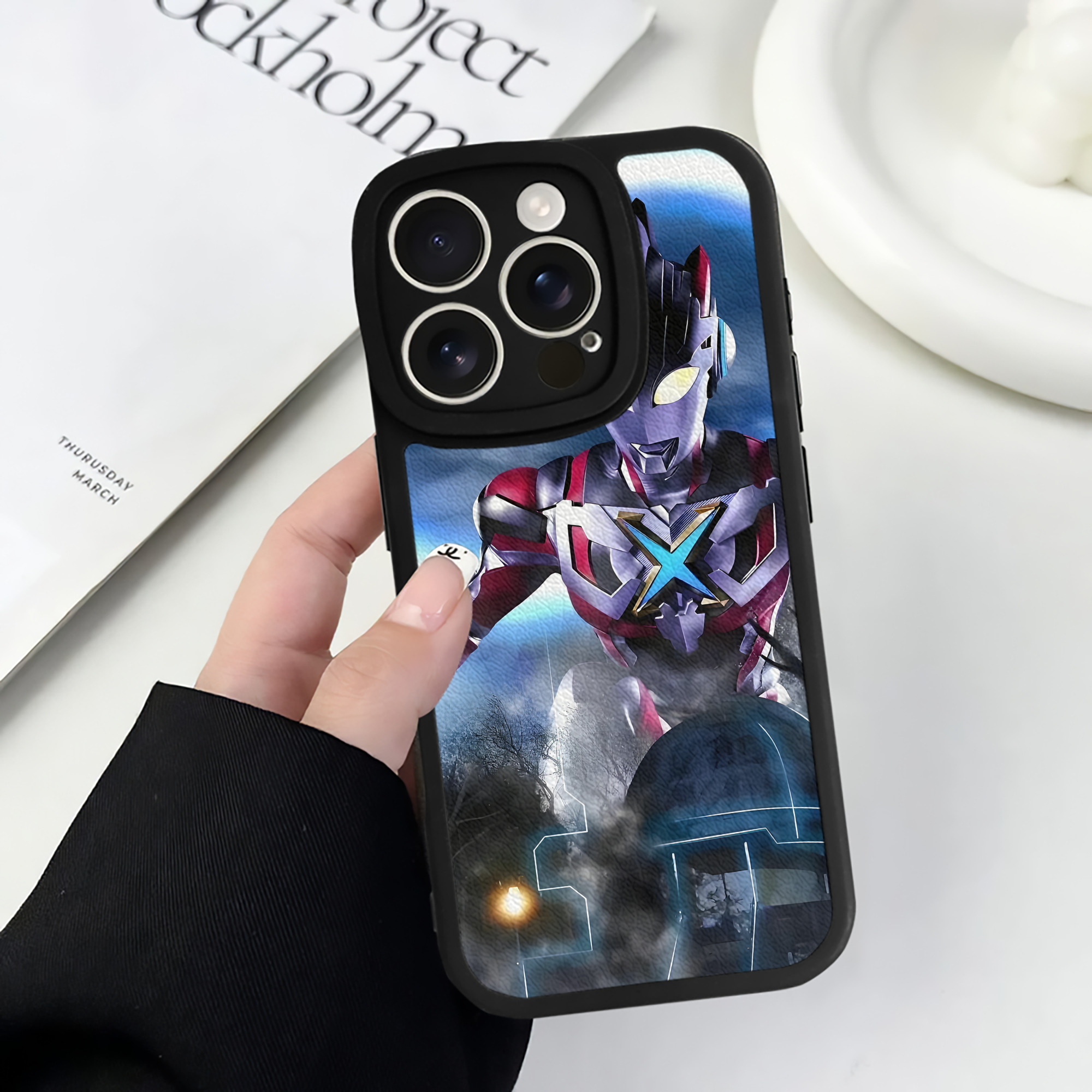 （画像用） ウルトラマン Ultraman 【iPhone 16シリーズ対応】シリコンスマホケース（レザー調） 材質：シリコン